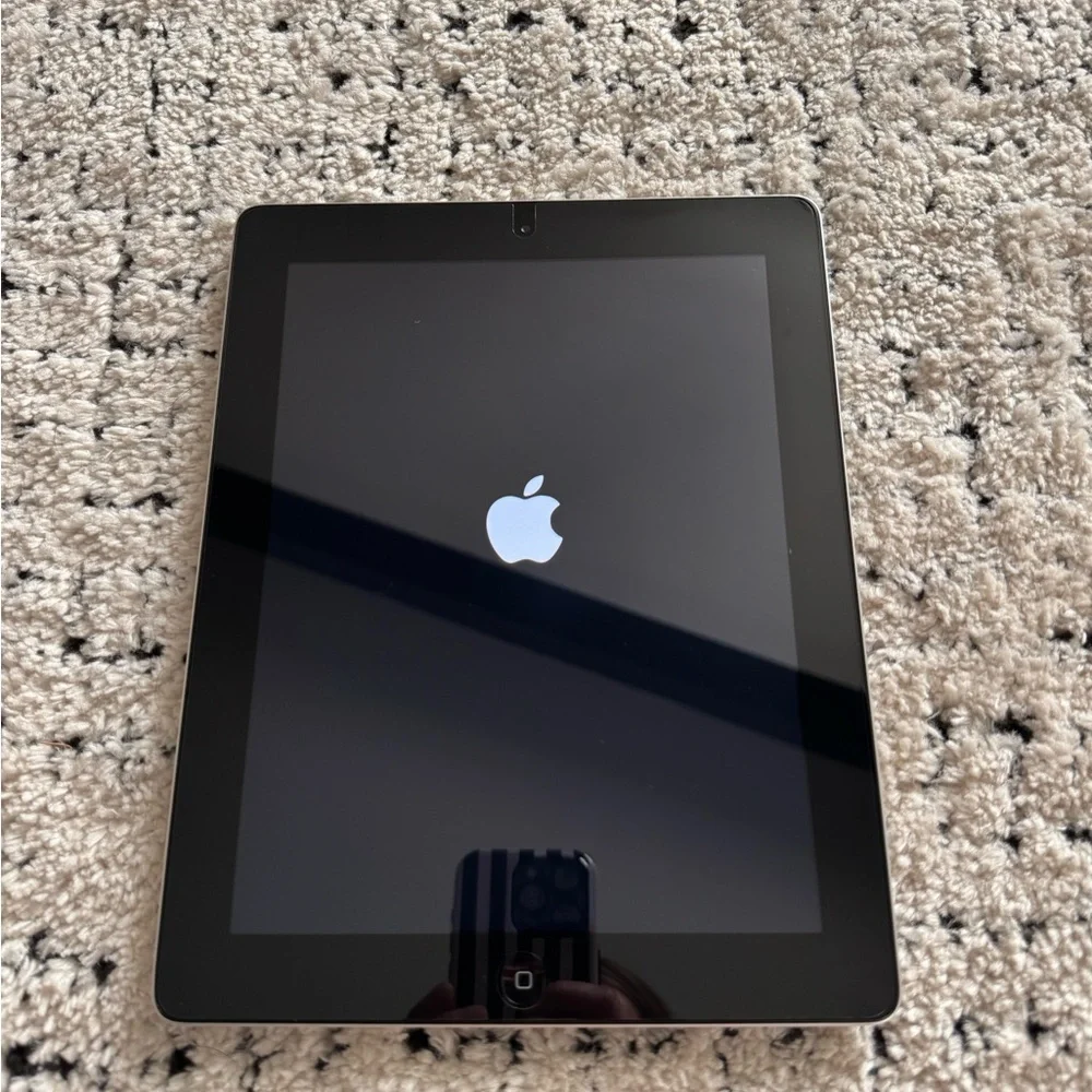 Apple iPad 16GB in Elegant Silver